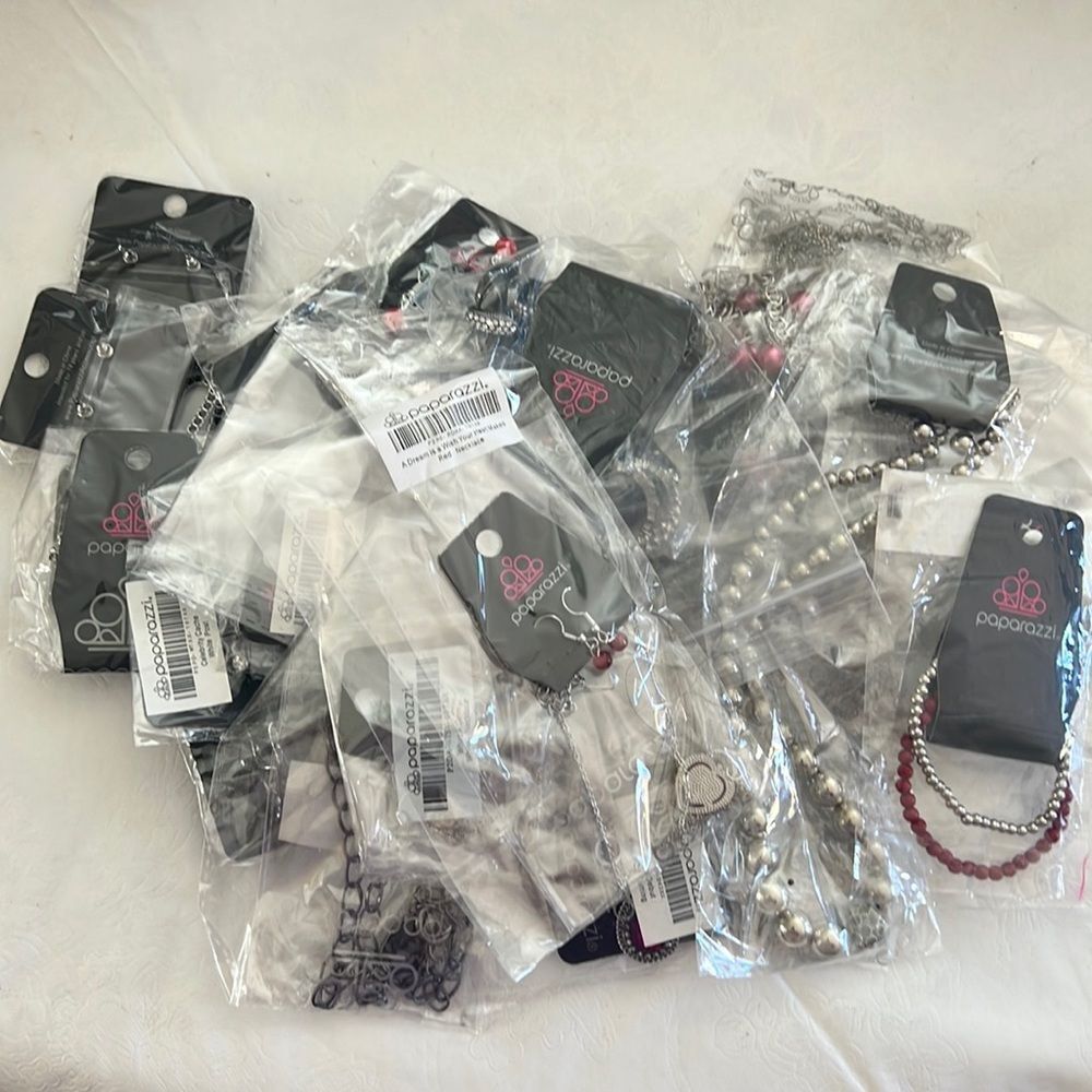 Paparazzi jewelry lot of over 20 pieces NWT